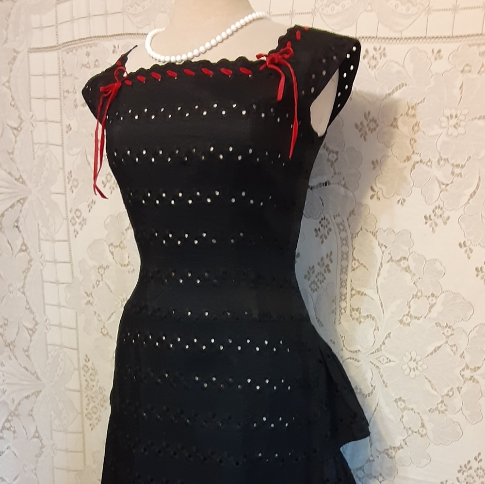 Vintage 1950s LOLITA Eyelet Taffeta Party Dress Size M - Picture 2 of 16